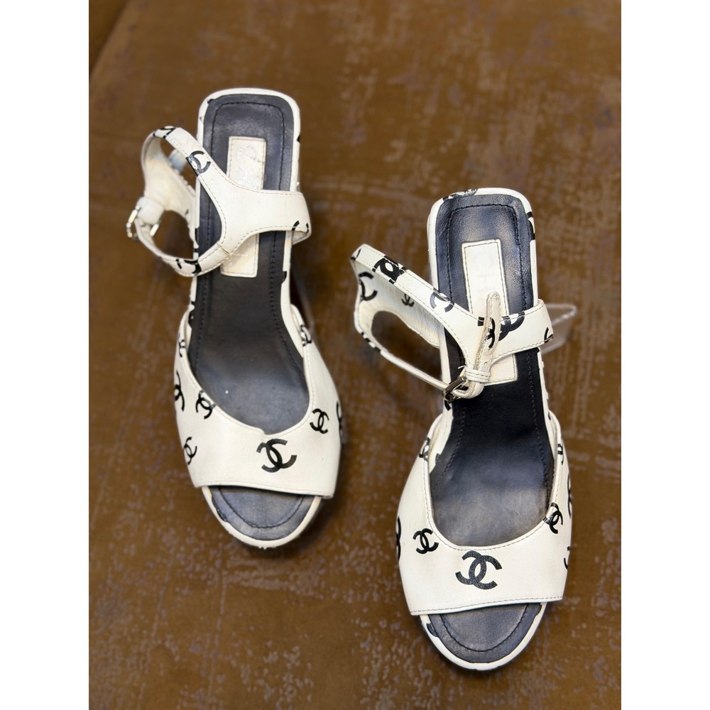 Chanel White Black CC Logo Leather Block Heel Sandals G38972 Size 35C